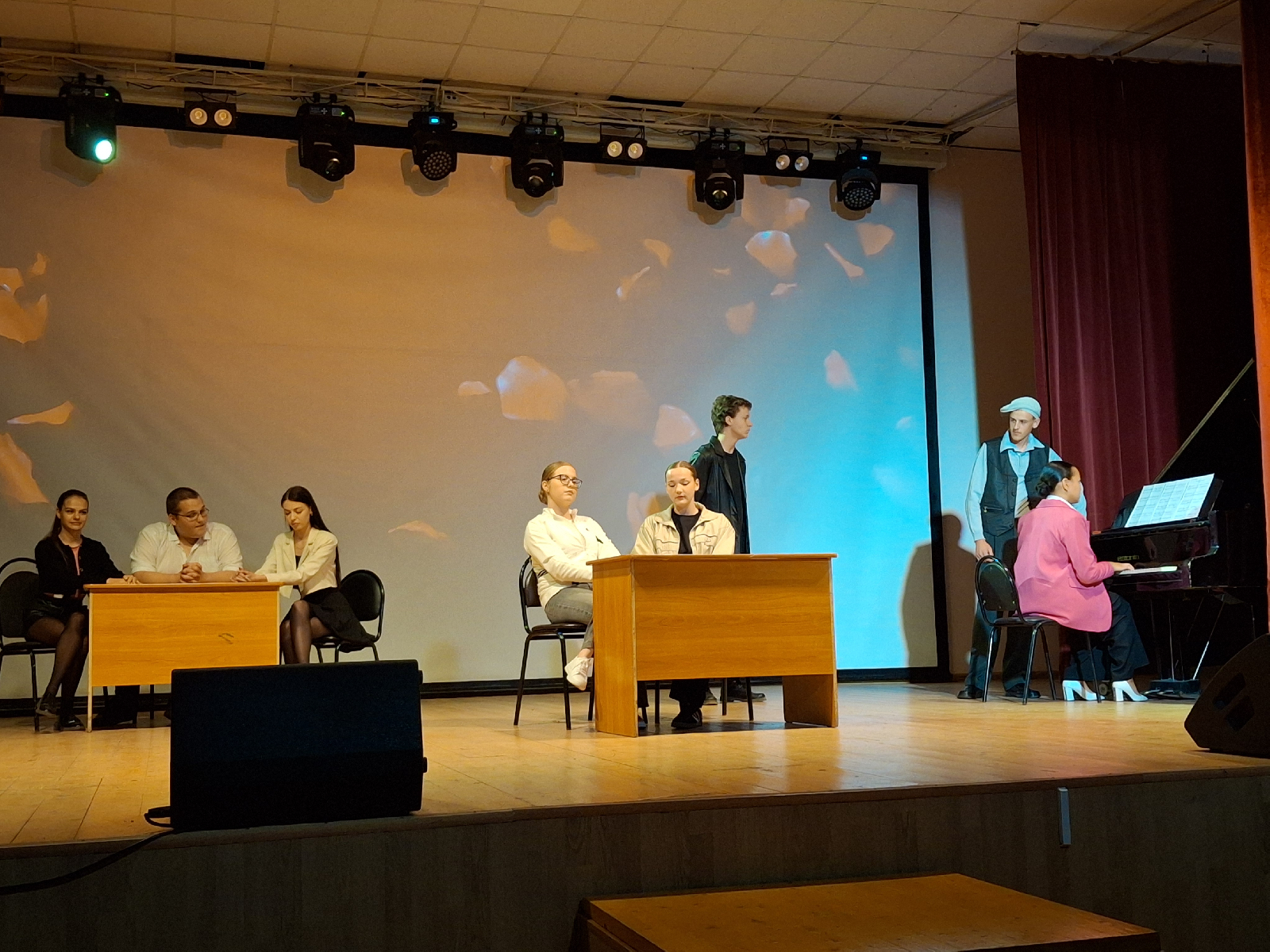 Студенты группы 24 ФПИ1 на смотре-конкурсе «Алло, мы ищем таланты»